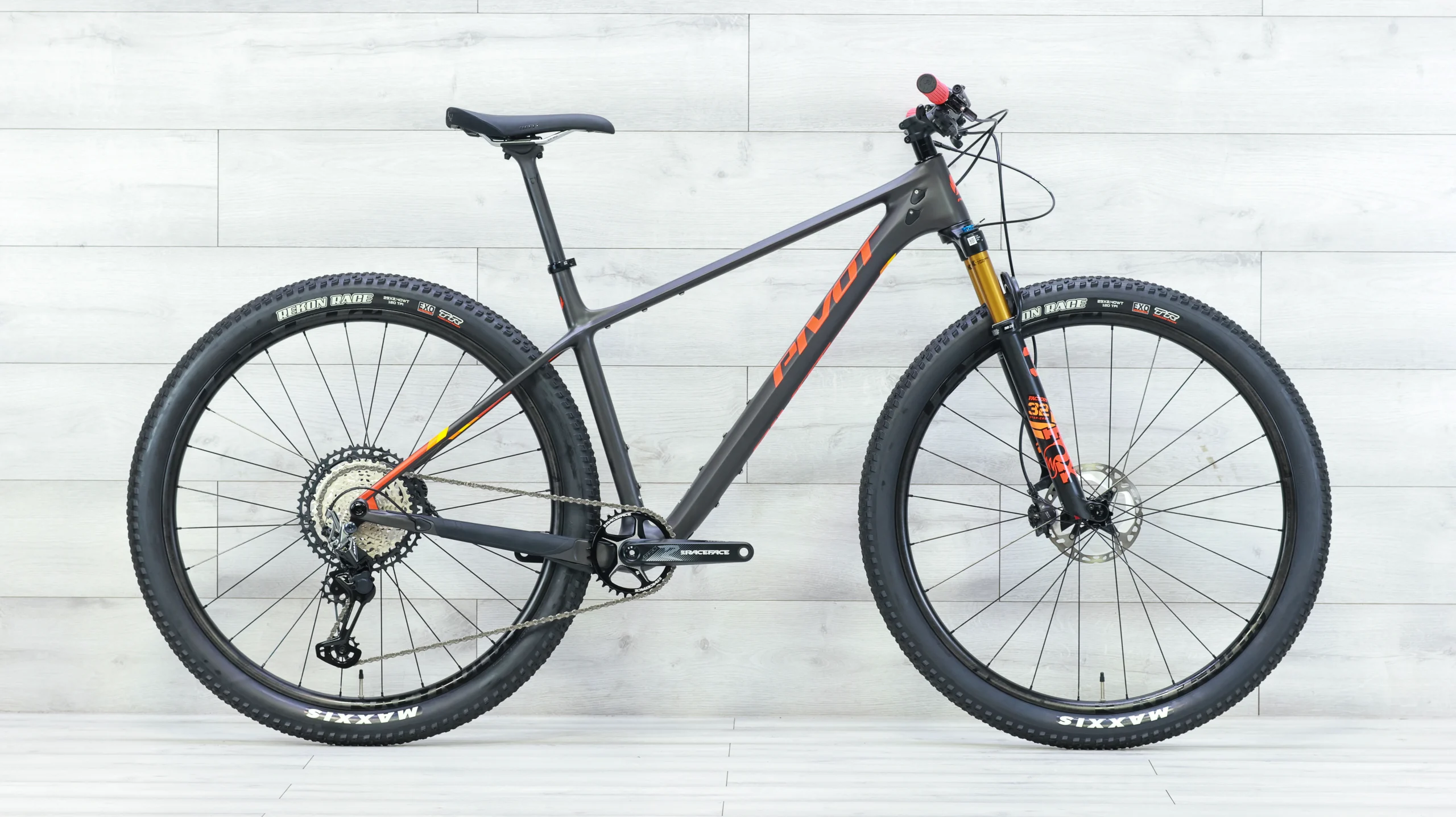 Pivot LES SL Pro XT/XTR w/ Carbon Wheels Mountain Bike - 2024, Large
