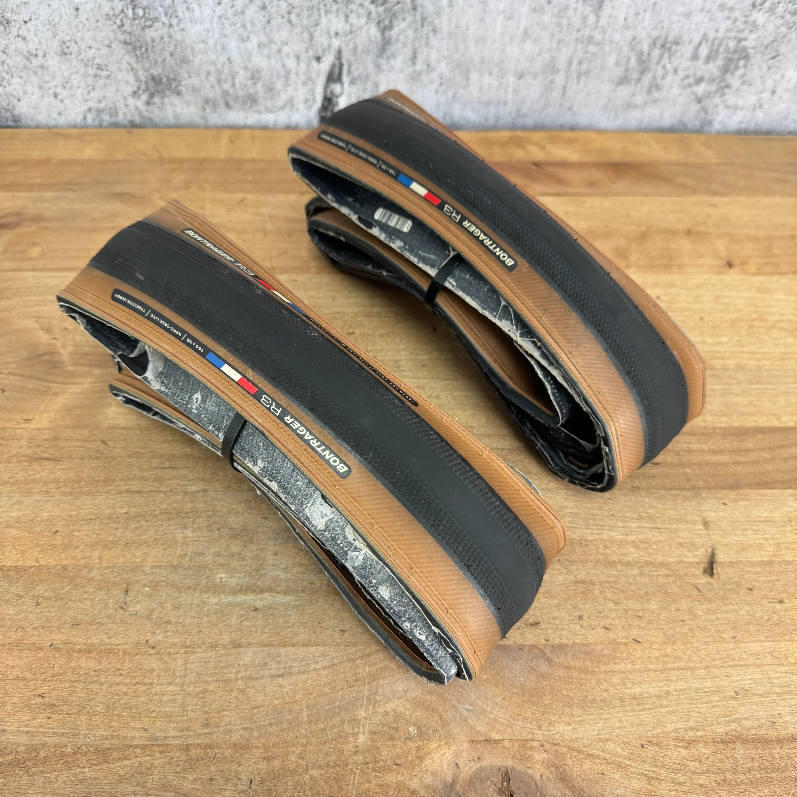 Pair Bontrager R3 Hard-Case Lite 700c x 28mm Tan Wall Tubeless Bike Tires