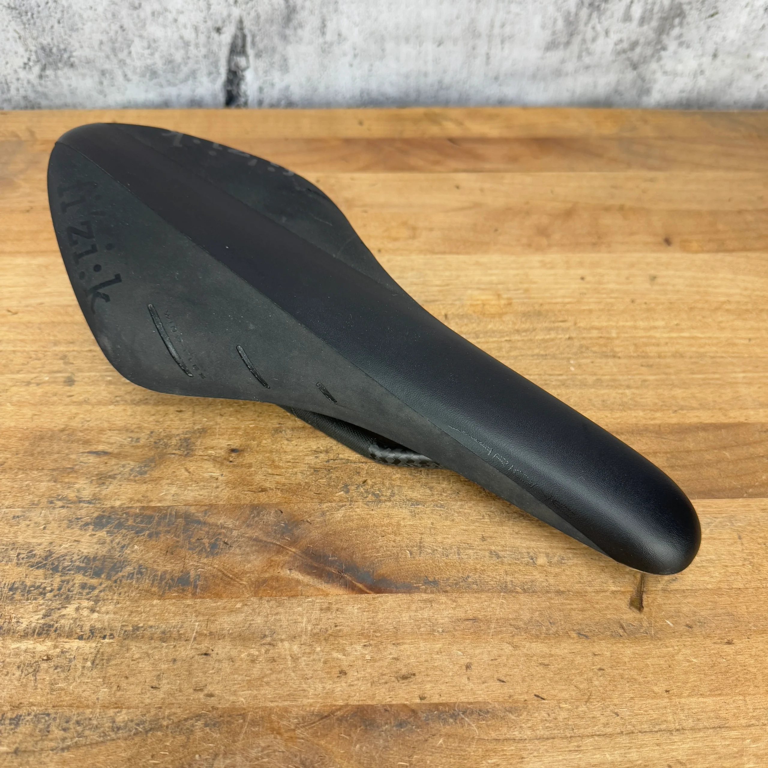 Low Mile! Fizik Arione R1 Regular 7x9mm Carbon Braided Rails 126mm Bike Saddle