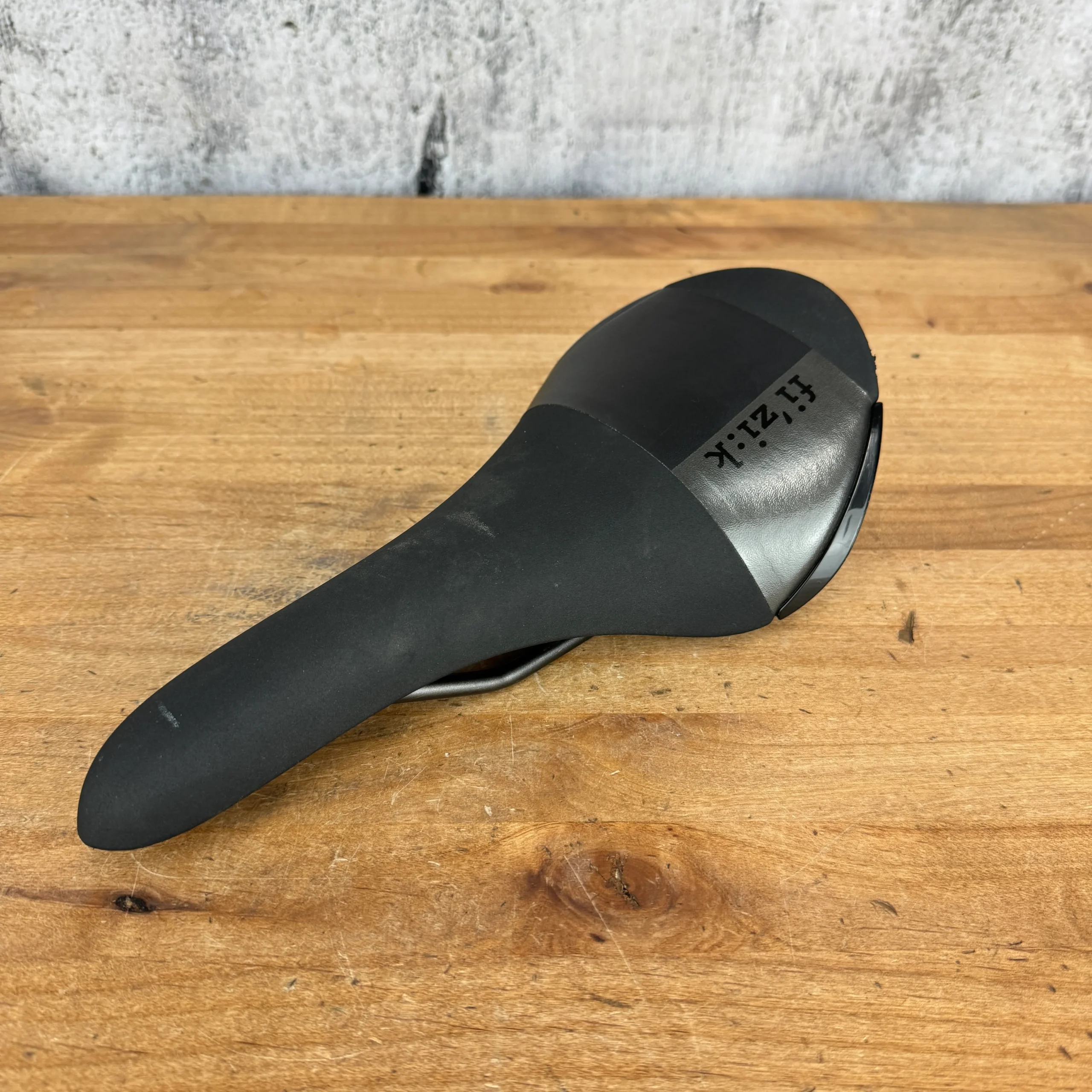 Low Mile!Fizik Aliante R5Kium 7x7 Alloy Rails 135mm Saddle 225g