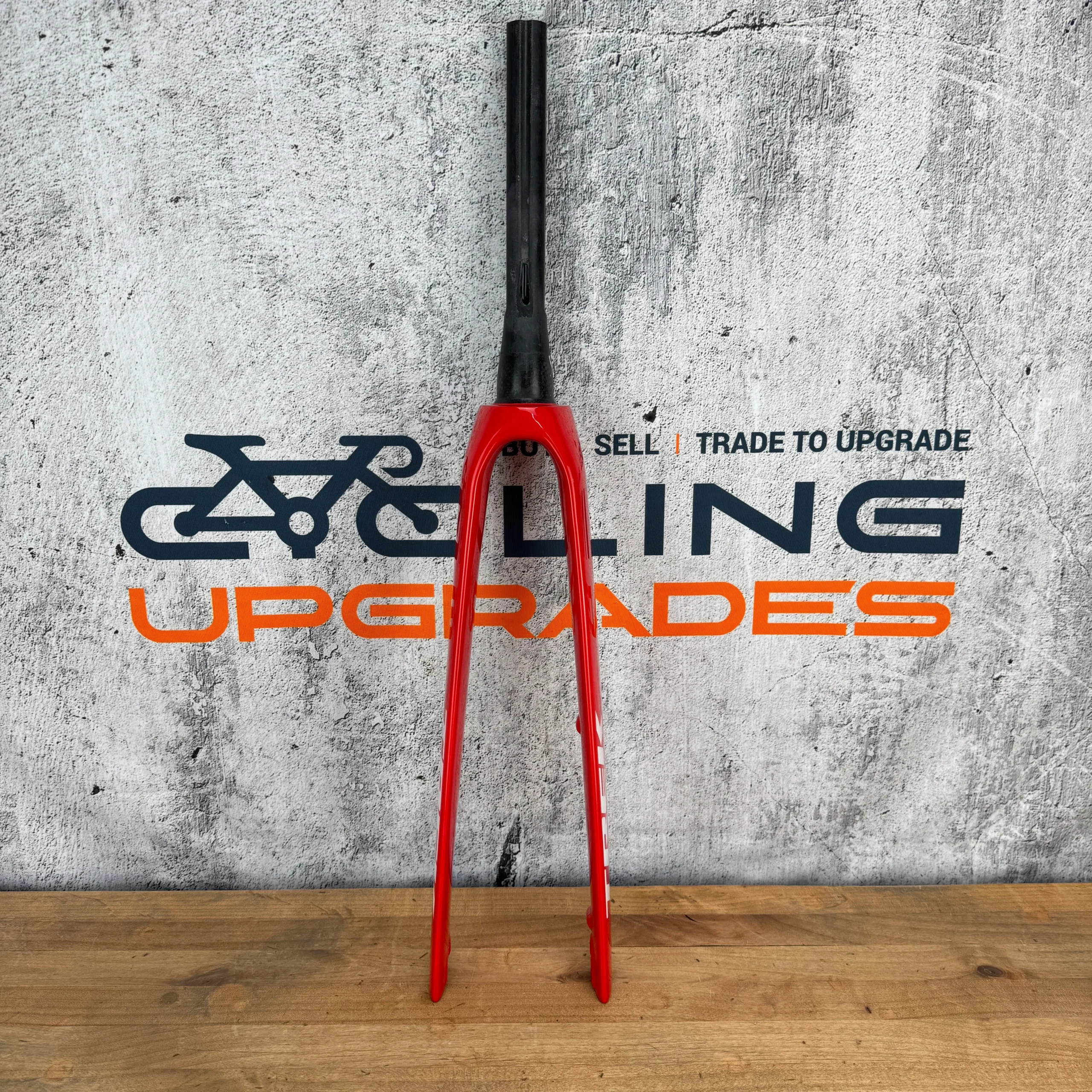 Trek Madone SLR 700c Rigid Fork Viper Red Carbon Disc Brake Thru Axle Flat-Mount