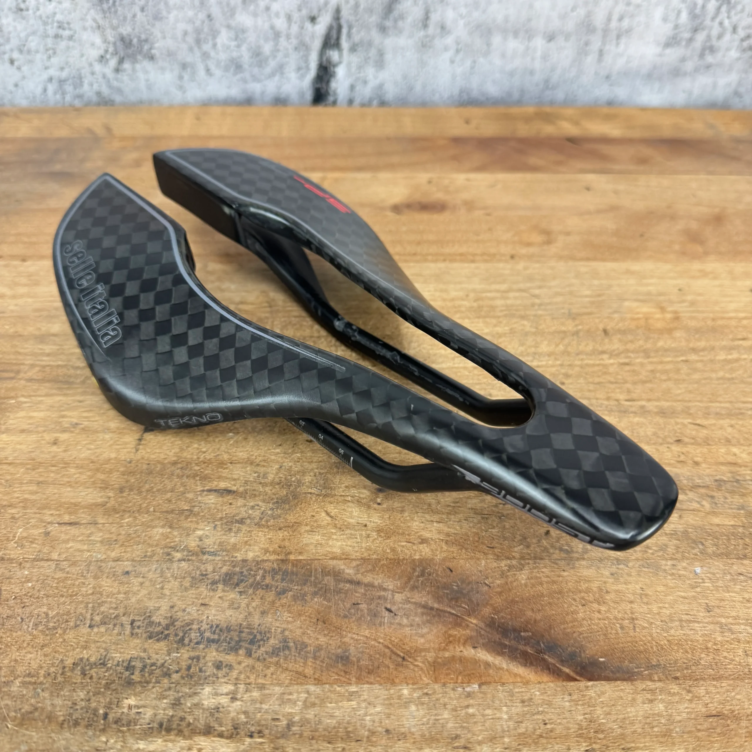 Mint! Selle Italia SP-01 Boost Tekno Superflow 130mm 7x9mm Carbon Saddle 121g